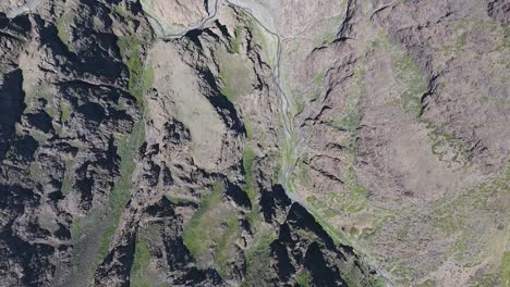 Wunderschöner-Canyon-In-Der-Mongolei,-Gefilmt-Mit-Einer-Drohne-Aus-Der-Draufsicht